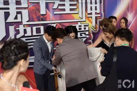TVB台慶 l 《愛回家》女星紅地毯意外跌倒,蕭正楠cos向佐上熱搜