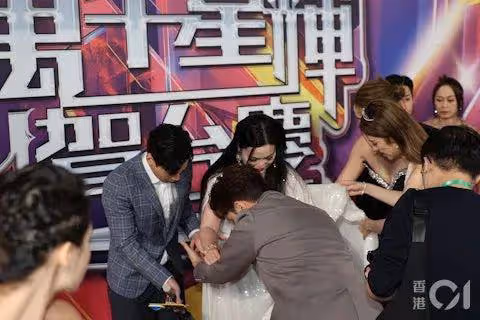 TVB台慶 l 《愛回家》女星紅地毯意外跌倒,蕭正楠cos向佐上熱搜