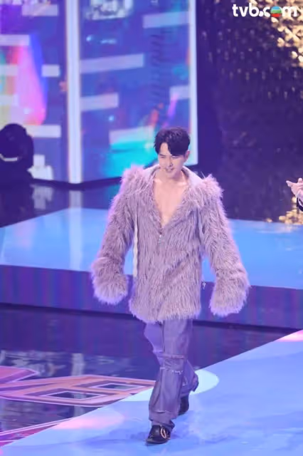 TVB台慶 l 《愛回家》女星紅地毯意外跌倒,蕭正楠cos向佐上熱搜