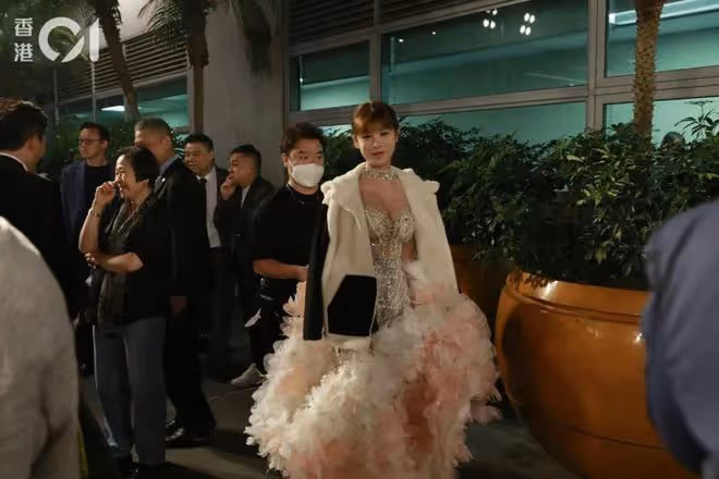 TVB台慶 l 《愛回家》女星紅地毯意外跌倒，蕭正楠cos向佐上熱搜