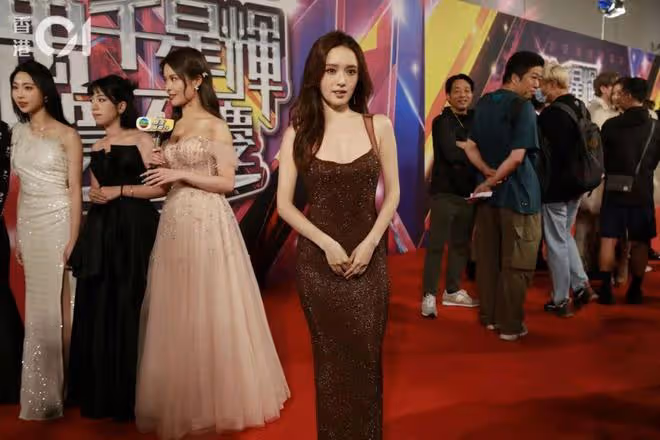 TVB台慶 l 《愛回家》女星紅地毯意外跌倒，蕭正楠cos向佐上熱搜