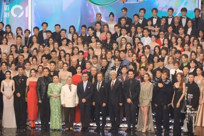 TVB台慶大合照排位,兩大視帝站穩一哥地位,37歲女星極速上位做一線