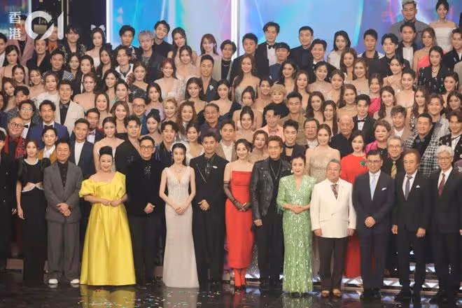 TVB台慶大合照排位,兩大視帝站穩一哥地位,37歲女星極速上位做一線