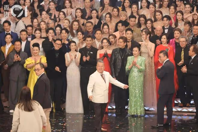 TVB台慶大合照排位,兩大視帝站穩一哥地位,37歲女星極速上位做一線