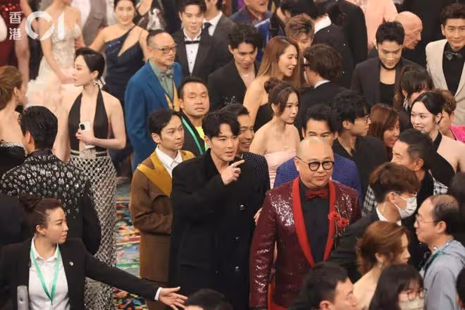 TVB台慶大合照排位,兩大視帝站穩一哥地位,37歲女星極速上位做一線