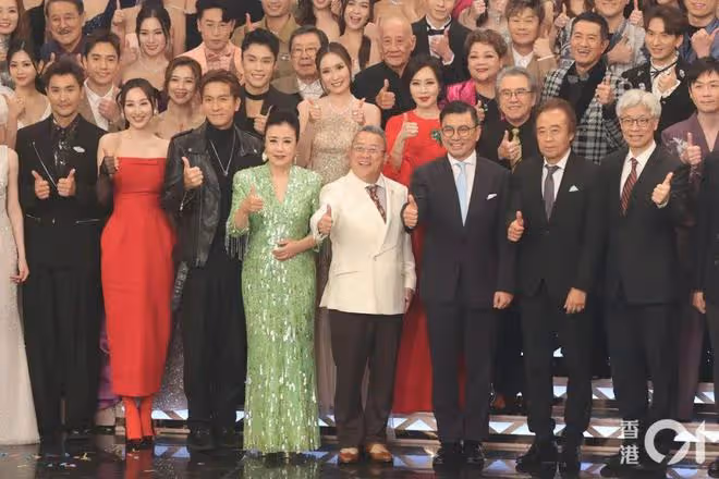 TVB台慶大合照排位,兩大視帝站穩一哥地位,37歲女星極速上位做一線