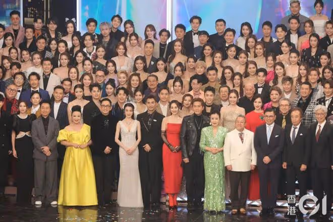 TVB台慶大合照排位,兩大視帝站穩一哥地位,37歲女星極速上位做一線