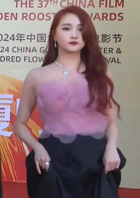 與精修圖差太大!關曉彤出席金雞獎頒獎禮造型翻車被吐槽虎背熊腰