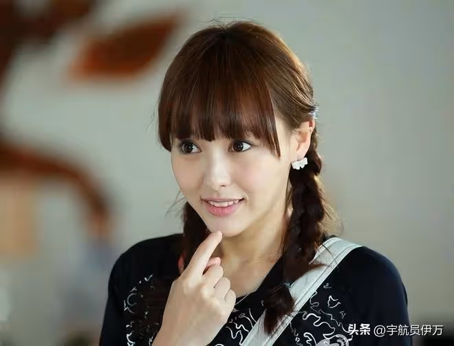 與唐嫣分手後,8年不談戀愛,卻在40歲娶小3歲混血妻子後再度爆紅