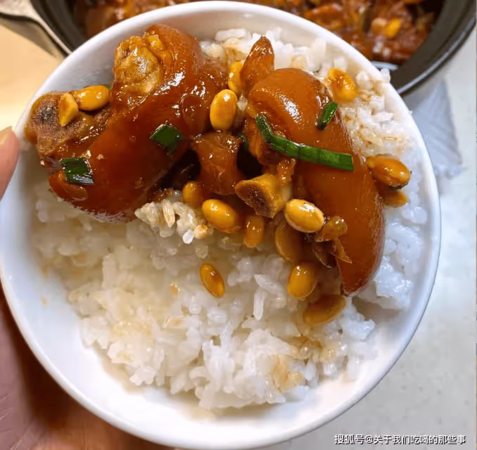 燜豬蹄怎麼做好吃?牢記「4個技巧」,豬蹄Q彈軟爛,不油膩沒腥味
