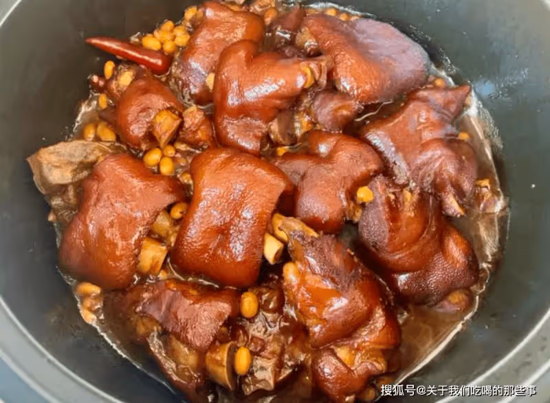 燜豬蹄怎麼做好吃?牢記「4個技巧」,豬蹄Q彈軟爛,不油膩沒腥味