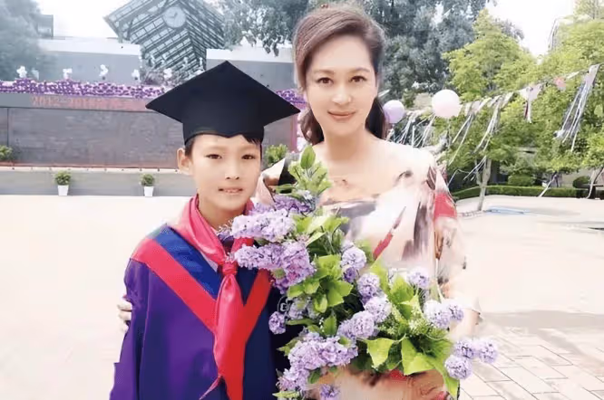 20歲成名買豪宅,嫁大19歲導演生一子,得知丈夫最愛另有其人後她怎麼樣了?