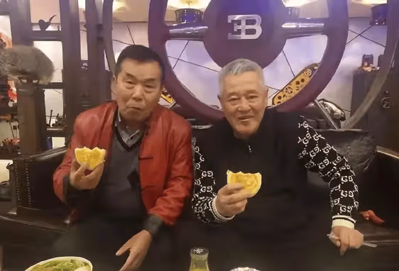 何慶魁「80大壽」背後的真實故事:趙本山、兒子何樹成,誰在「吃定」誰?