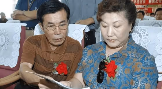何慶魁「80大壽」背後的真實故事:趙本山、兒子何樹成,誰在「吃定」誰?