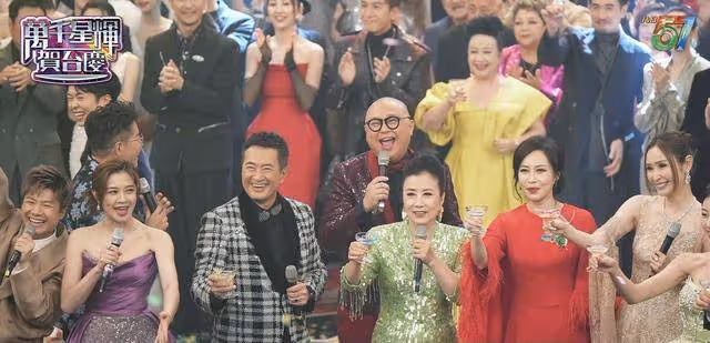 TVB台慶盛況空前,小花禮服中門大開太吸睛,樊亦敏紅毯意外摔倒