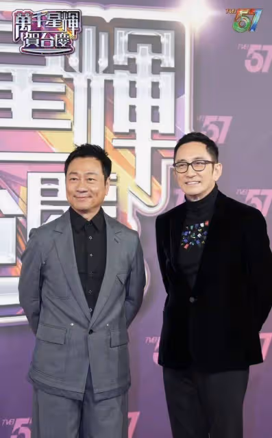 TVB台慶盛況空前,小花禮服中門大開太吸睛,樊亦敏紅毯意外摔倒