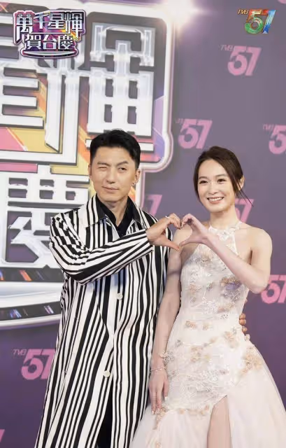 TVB台慶盛況空前,小花禮服中門大開太吸睛,樊亦敏紅毯意外摔倒