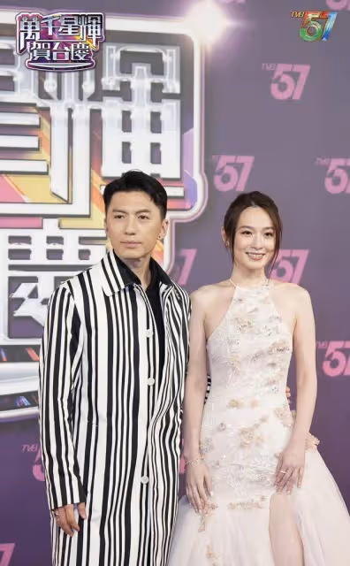 TVB台慶盛況空前,小花禮服中門大開太吸睛,樊亦敏紅毯意外摔倒