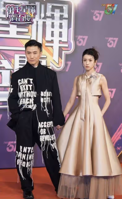 TVB台慶盛況空前,小花禮服中門大開太吸睛,樊亦敏紅毯意外摔倒