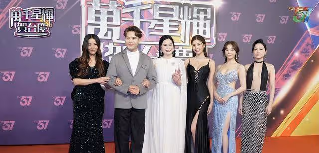 TVB台慶盛況空前,小花禮服中門大開太吸睛,樊亦敏紅毯意外摔倒