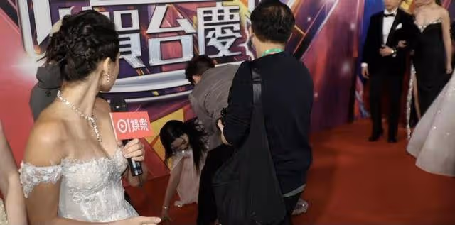 TVB台慶盛況空前,小花禮服中門大開太吸睛,樊亦敏紅毯意外摔倒