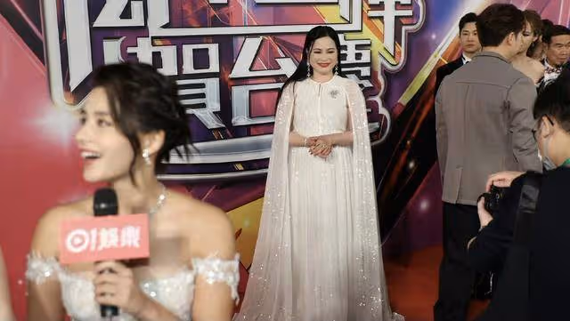 TVB台慶盛況空前,小花禮服中門大開太吸睛,樊亦敏紅毯意外摔倒