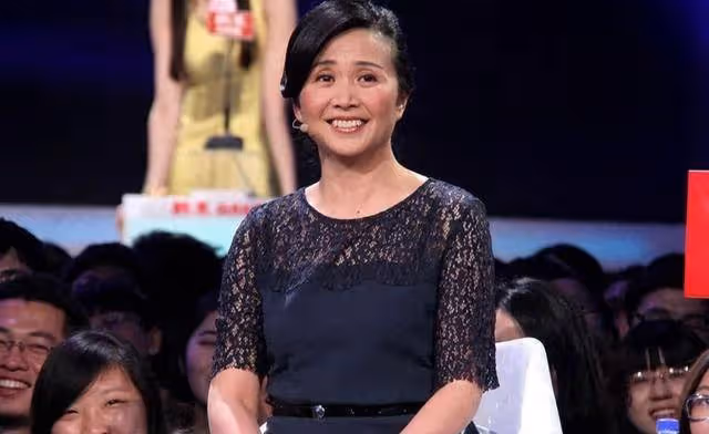 黃菡8年後回歸,溫柔導師變「老古董」?倒追三次才贏得愛情