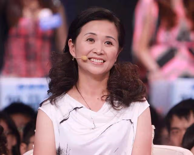 黃菡8年後回歸,溫柔導師變「老古董」?倒追三次才贏得愛情