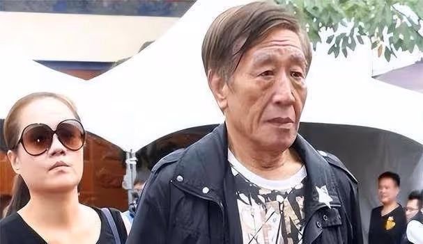 67歲張帝娶女兒閨蜜,老來得子引關注,滿頭白髮見證歲月變遷