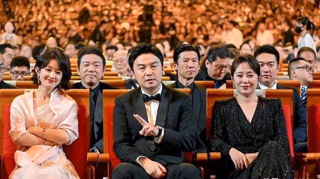 金雞獎座次鬧劇?王一博搶C位,斯琴高娃卻被冷落至角落!