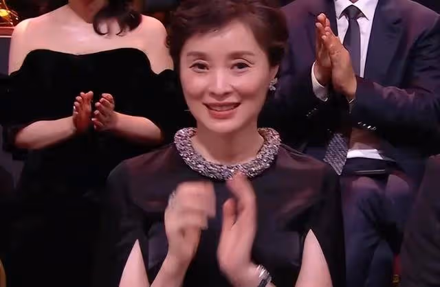 金雞獎座次鬧劇?王一博搶C位,斯琴高娃卻被冷落至角落!