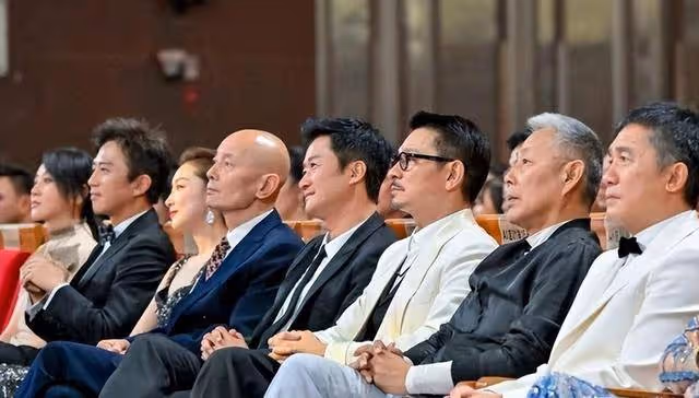 金雞獎座次鬧劇?王一博搶C位,斯琴高娃卻被冷落至角落!