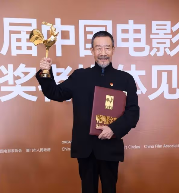 金雞獎座次鬧劇？王一博搶C位，斯琴高娃卻被冷落至角落！