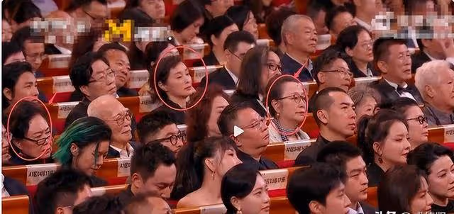 金雞獎座次鬧劇？王一博搶C位，斯琴高娃卻被冷落至角落！