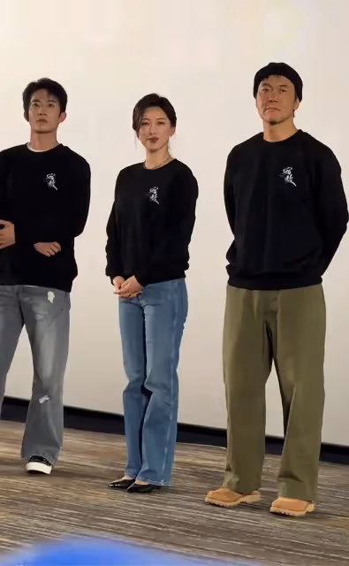朱珠廖凡同台宣傳新作超搶眼,朱珠打扮精緻十分嫵媚,廖凡好酷