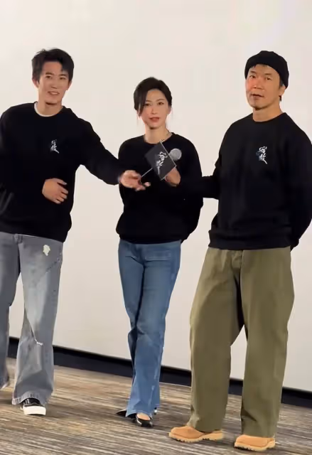 朱珠廖凡同台宣傳新作超搶眼,朱珠打扮精緻十分嫵媚,廖凡好酷