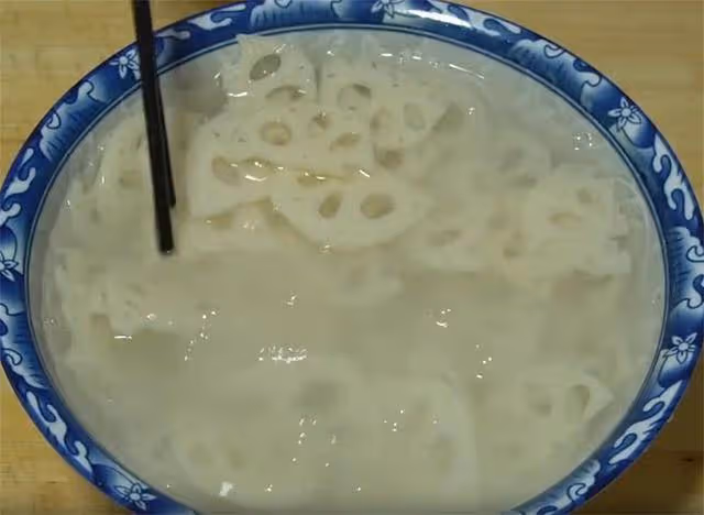 為啥你做藕片不白又不脆?好吃的竅門都告訴你,我家必備的下飯菜