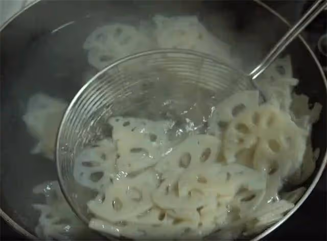為啥你做藕片不白又不脆?好吃的竅門都告訴你,我家必備的下飯菜