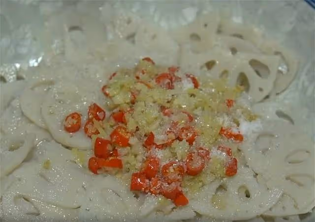 為啥你做藕片不白又不脆?好吃的竅門都告訴你,我家必備的下飯菜