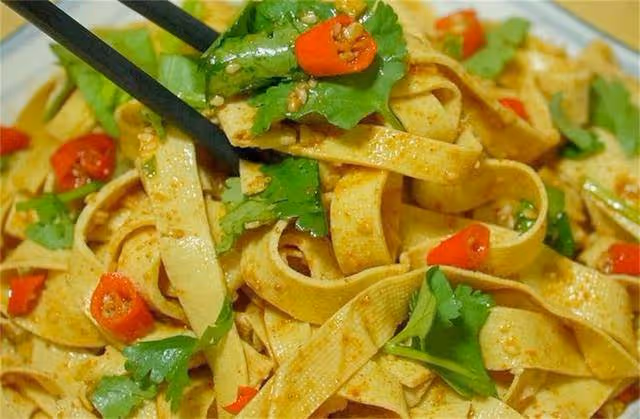 豆腐皮這樣做太好吃了,麻辣爽口,做法簡單,一大碗不夠吃,解饞