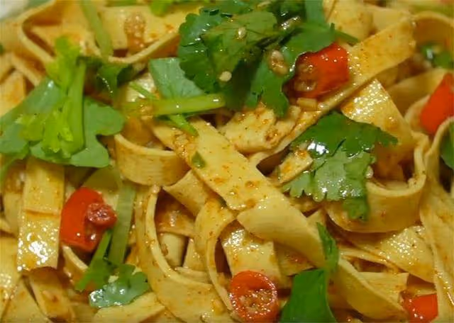 豆腐皮這樣做太好吃了,麻辣爽口,做法簡單,一大碗不夠吃,解饞