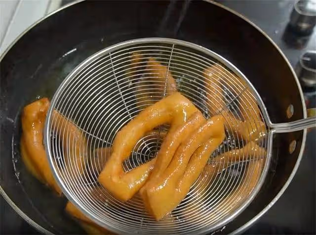 黃豆別只會打豆漿,加點麵粉,不蒸也不烙,出鍋比油條還好吃
