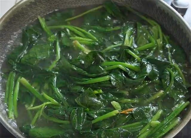 秋冬菠菜要這樣吃,我家一周吃4次,開胃又下飯,越吃越過癮