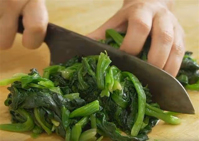 秋冬菠菜要這樣吃,我家一周吃4次,開胃又下飯,越吃越過癮
