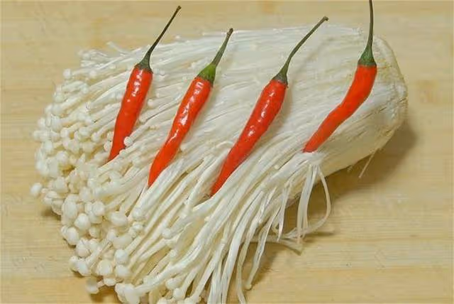 秋冬就愛這樣吃金針菇,不炒不燉不水煮,蒜香濃郁還不塞牙