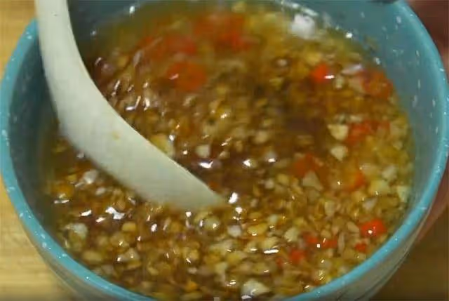 秋冬就愛這樣吃金針菇,不炒不燉不水煮,蒜香濃郁還不塞牙