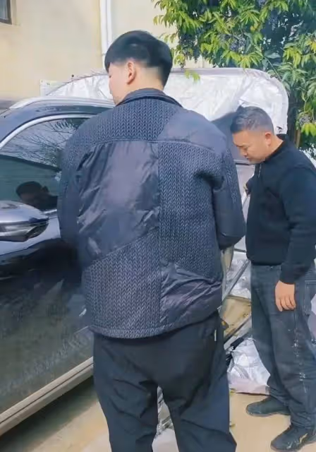 大衣哥給兒媳陳萌的紅旗車安了車棚,這老人為兒女想的是面面俱到