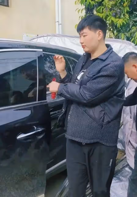 大衣哥給兒媳陳萌的紅旗車安了車棚,這老人為兒女想的是面面俱到