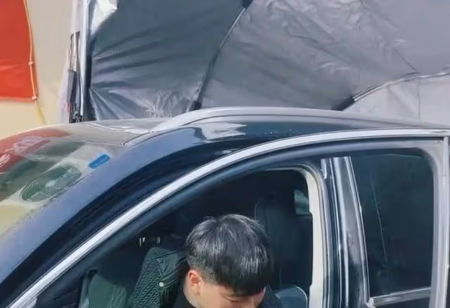大衣哥給兒媳陳萌的紅旗車安了車棚,這老人為兒女想的是面面俱到