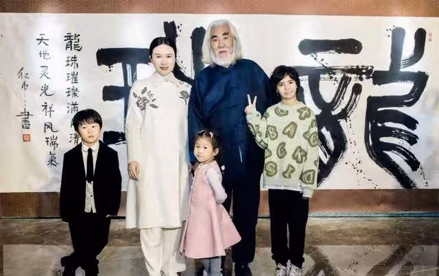 張敏一頭長髮現身張紀中女兒滿月宴,小男友發胖,恩愛合影好幸福